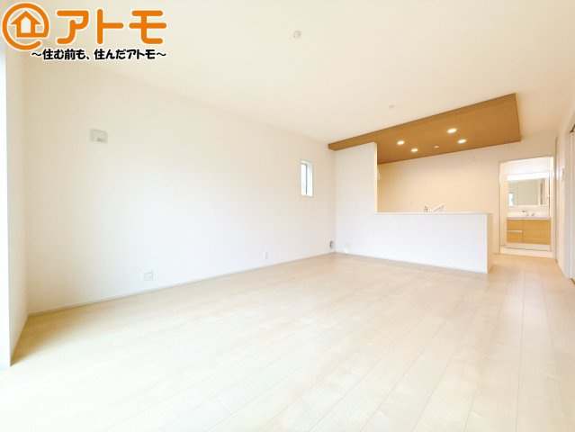 【居間・リビング】 | 焼津市高新田2期　新築戸建　1号棟 | 家族団らんのイメージは、リビングを思い浮かべませんか？リビングこそ広々としたお部屋が良いですね♪