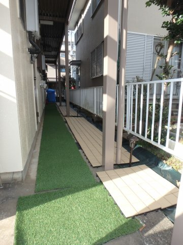 HAPPY INNのその他共用部分|玄関前通路　雨の日も滑らず安心です。