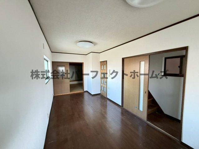 堀溝2丁目戸建　賃貸の居間・リビング|おしゃれな居間です