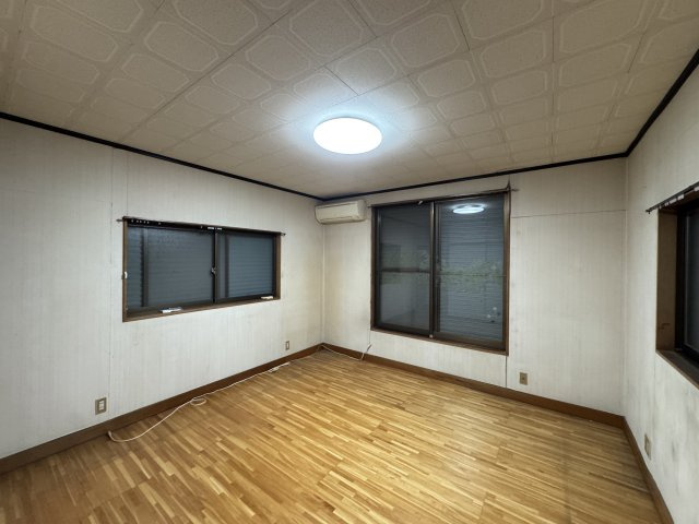 -三丁目不動産-　寄居町富田　車庫付き戸建ての洋室