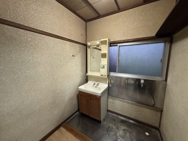 -三丁目不動産-　寄居町富田　車庫付き戸建ての洗面所
