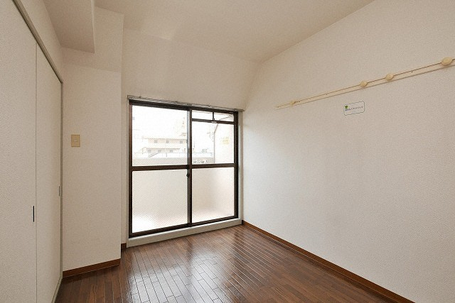 アルファブリックの洋室