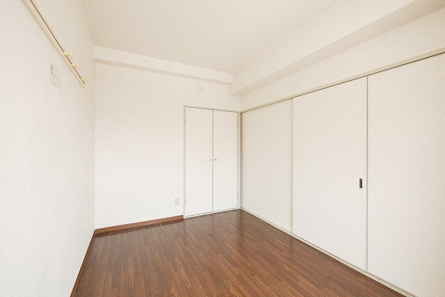 アルファブリックの洋室