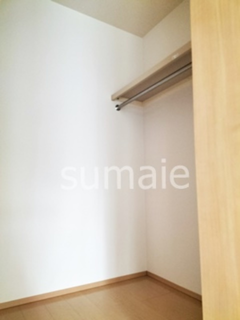 クレセントの収納|ポール付でお洋服もラクラク収納。