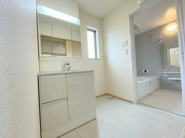 【独立洗面台】 | ふじみ野市亀久保3丁目　新築一戸建住宅　全5棟　(ふじみ野店) | 身支度に便利な三面鏡化粧台で収納もばっちりです！
