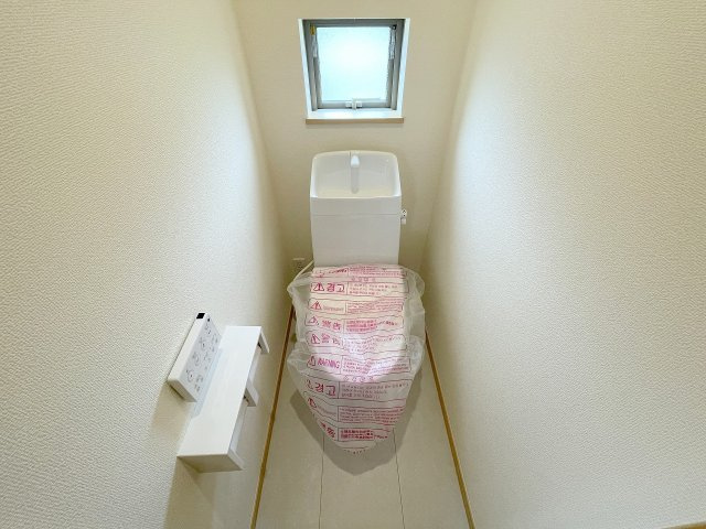 【トイレ】 | ふじみ野市亀久保3丁目　新築一戸建住宅　全5棟　(ふじみ野店) | 白を基調とした清潔感あるトイレ、それぞれ1階・2階にございます！