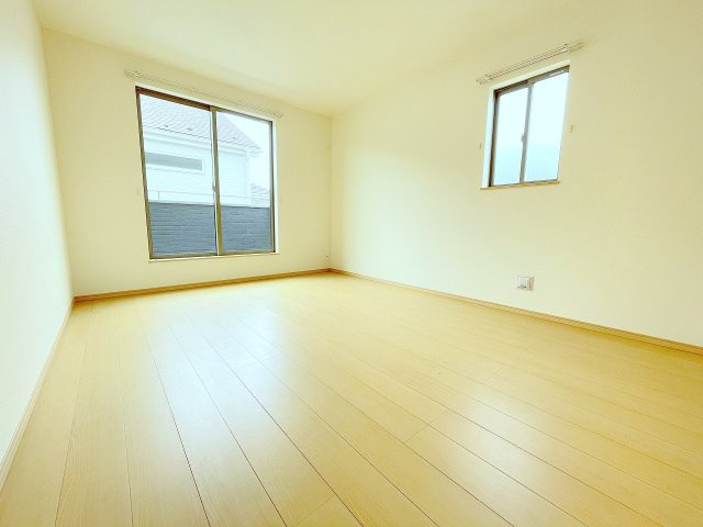 【寝室】 | ふじみ野市亀久保3丁目　新築一戸建住宅　全5棟　(ふじみ野店) | 洋室8.62帖
広々とした南向きのお部屋です♪