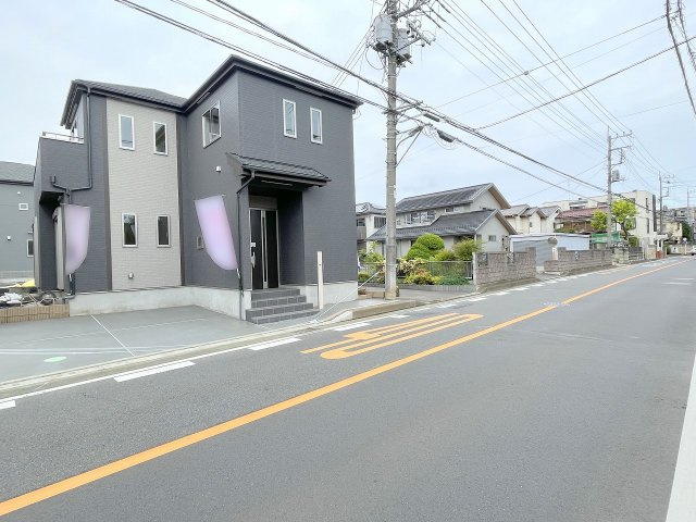 【前面道路含む現地写真】 | ふじみ野市亀久保3丁目　新築一戸建住宅　全5棟　(ふじみ野店) | 駐車スペースは車2台分、前面道路7.5mに面した敷地です♪