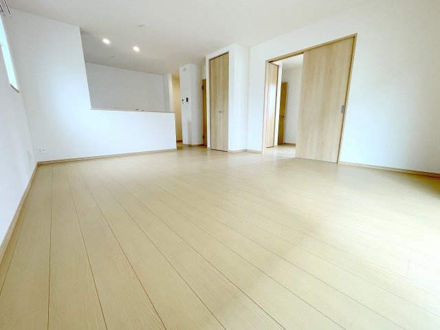 【居間・リビング】 | ふじみ野市亀久保3丁目　新築一戸建住宅　全5棟　(ふじみ野店) | LDK18.25帖
南東向きリビングで明るい陽差しが降り注ぐナチュラルな心地よさの住空間♪	
