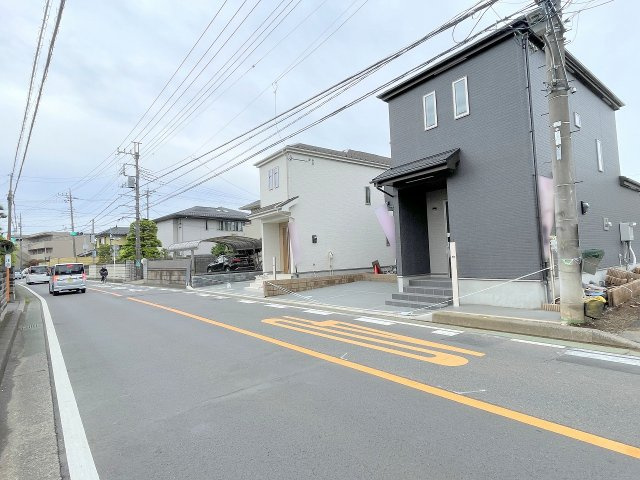 【前面道路含む現地写真】 | ふじみ野市亀久保3丁目　新築一戸建住宅　全5棟　(ふじみ野店) | スーパー、小学校徒歩圏内、駅までの道が平坦な場所です！