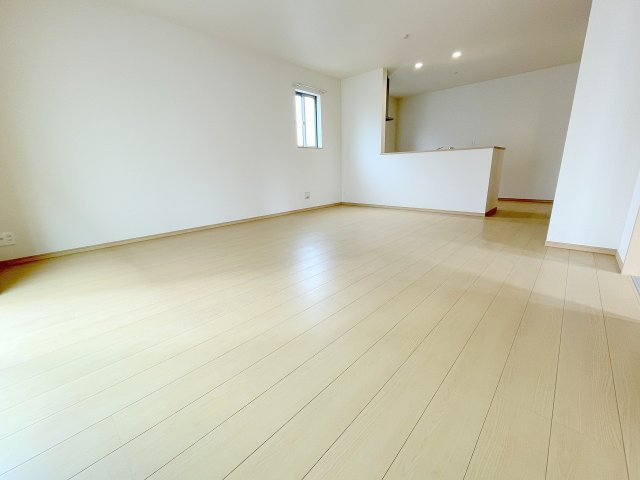 【居間・リビング】 | ふじみ野市亀久保3丁目　新築一戸建住宅　全5棟　(ふじみ野店) | LDK18.25帖
南東向きリビングで明るい陽差しが降り注ぐナチュラルな心地よさの住空間♪