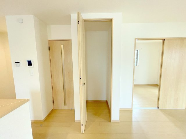 【収納】 | ふじみ野市亀久保3丁目　新築一戸建住宅　全5棟　(ふじみ野店) | リビング物入で、収納ばっちりです！