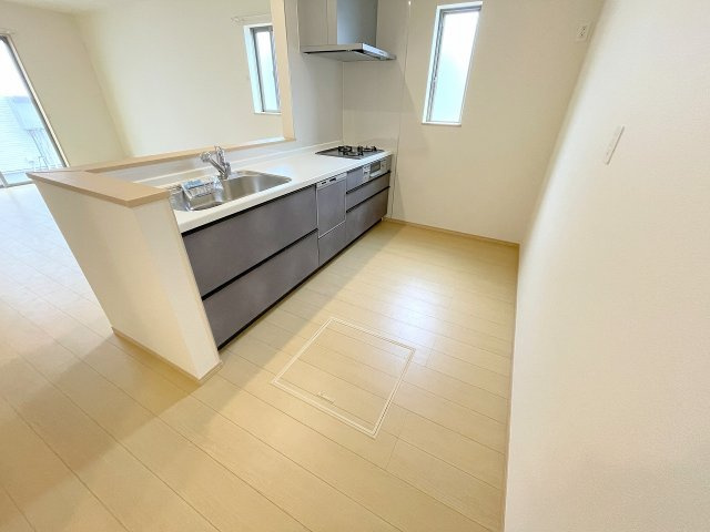【キッチン】 | ふじみ野市亀久保3丁目　新築一戸建住宅　全5棟　(ふじみ野店) | カウンターキッチンは採光と通風にあふれます、家族の会話も弾みますね♪