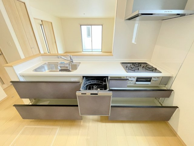 【キッチン】 | ふじみ野市亀久保3丁目　新築一戸建住宅　全5棟　(ふじみ野店) | グリル、食器洗乾燥機、収納を完備しております！
