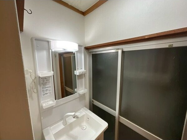 門真市野里町貸家の洗面所