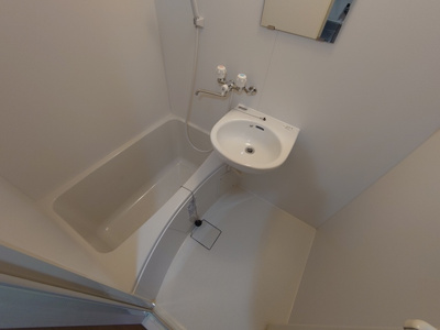 【浴室】 | 土井グランドマンション | 白基調のバスルームです。