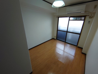 【居間・リビング】 | 土井グランドマンション | 明るいお部屋です。