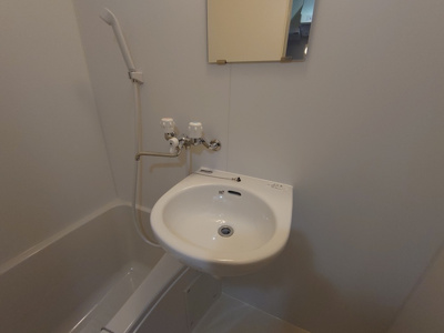 【洗面所】 | 土井グランドマンション | 鏡付きの洗面台です。