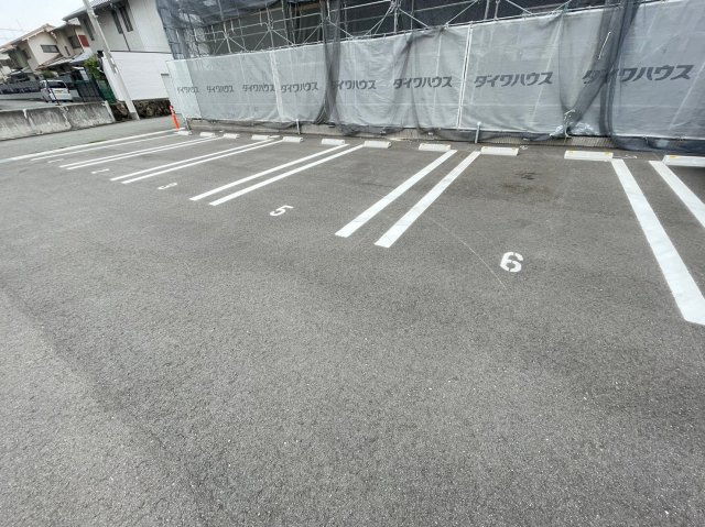 シャルムフルーレの駐車場