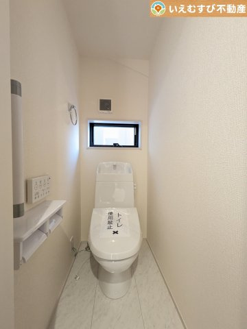 Livele Garden.S　熊谷万平町第3のトイレ|シンプルで清潔感のあるトイレ
窓付きで明るく、お掃除しやすいシンプルな空間♪