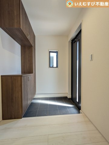 Livele Garden.S　熊谷万平町第3の玄関|玄関がいつも片づく大容量シューズボックス
充実の収納設備で玄関がすっきり綺麗に過ごせると快適ですよね♪