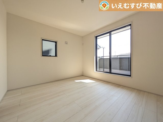 Livele Garden.S　熊谷万平町第3の洋室|2面採光で明るい居室
たっぷりの採光で自然光の差し込む明るいお部屋！新生活を想像すると楽しみが増しますね♪
