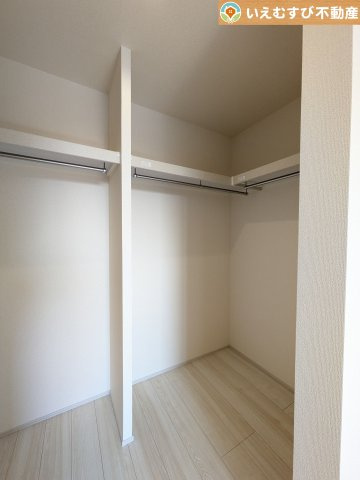 Livele Garden.S　熊谷万平町第3の収納|たっぷりの収納力を備えたウォークインクローゼット
たくさん収納できるので季節物やかさばるバッグなども片付きます♪