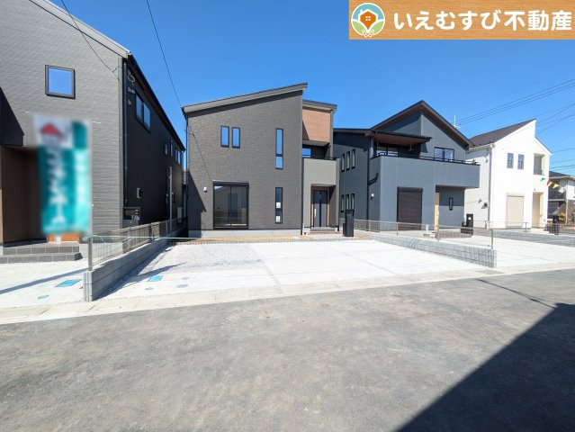 Livele Garden.S　熊谷万平町第3の駐車場|並列3台駐車可能なゆとりのカースペース
複数台車をお持ちでも、お友達が遊びに来てもゆとりの駐車スペース！
