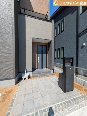 Livele Garden.S　熊谷万平町第3のエントランス|落ち着いた色づかいのエントランス
駐車場からアクセスの良いエントランス。雨の日や荷物が多くても安心の動線♪