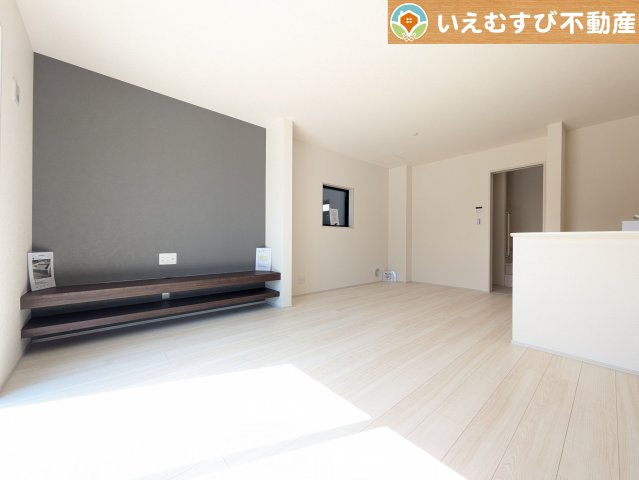 Livele Garden.S　熊谷万平町第3の居間・リビング|ナチュラルな色合いで落ち着いた印象のリビングダイニング
ぬくもりのあるナチュラルな空間。グリーンを飾っても相性が良さそうですね♪