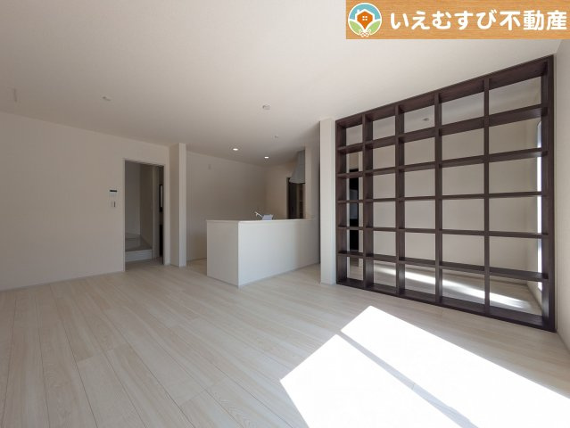 Livele Garden.S　熊谷万平町第3の居間・リビング|開放感と採光にこだわったＬＤＫ
おしゃれで抜け感のあるたっぷり収納付きで家族みんなで使いやすい仕様♪