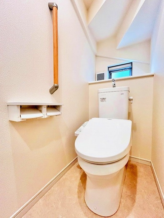 八潮市　南川崎　中古戸建のトイレ|1・2階にあるので、忙しい朝の時間帯も困りませんね