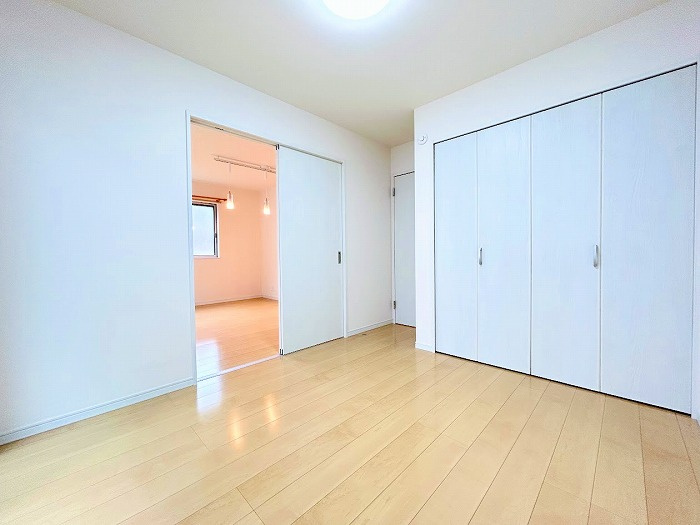 八潮市　南川崎　中古戸建の洋室|落ち着いた色合いのフローリングです。
どんな色でも合わせやすく家具選びからカーテンなども合わせやすそうです