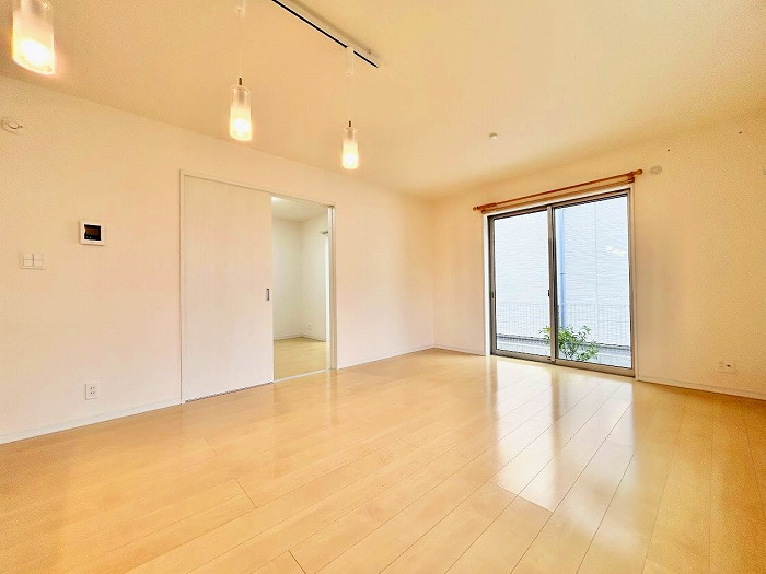 八潮市　南川崎　中古戸建の居間・リビング|陽当り良好なリビング家族みんなが爽やかに健やかに過ごせます