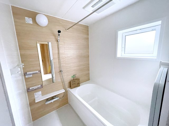 新築戸建・新築建売　郡山市大槻町針生　開成小・第一中の浴室|浴室乾燥機付きで小窓がついているので簡単に換気が可能です！洗濯物干しもできるので便利！