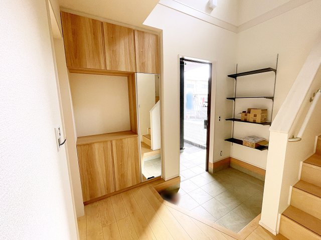 新築戸建・新築建売　郡山市大槻町針生　開成小・第一中の玄関|吹抜で明るい玄関！シューズボックスには全身鏡がついているのでお出かけ前の身支度もバッチリです！