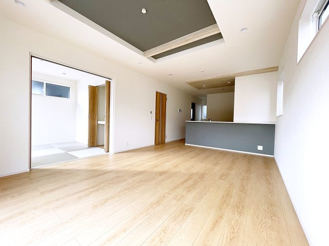 新築戸建・新築建売　郡山市大槻町針生　開成小・第一中の居間・リビング|折り上げ天井がおしゃれなLDKは20帖で広々開放的！