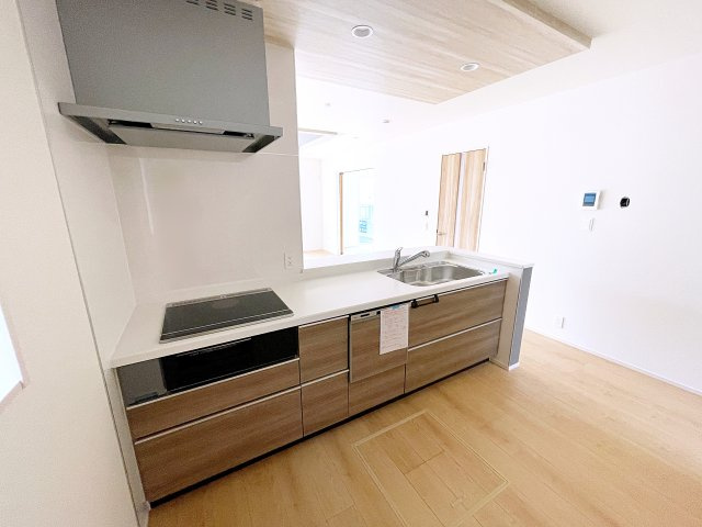 新築戸建・新築建売　郡山市大槻町針生　開成小・第一中のキッチン|キッチンはカウンターになっているのでリビング全体を見渡すことができます！