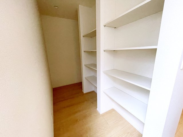 新築戸建・新築建売　郡山市大槻町針生　開成小・第一中の収納|キッチンにはパントリー収納がございます！食品や防災グッズなどの保管に便利です！