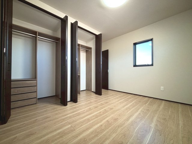新築戸建　安八郡安八町南今ケ渕第１　全12区画分譲の洋室|全居室にたっぷり収納できる大型収納を設置。窓ガラスは断熱性能や結露防止効果の高いペアガラスです。