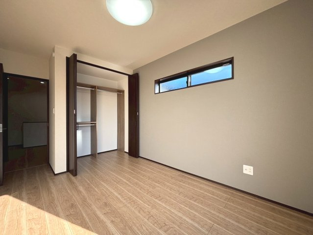 新築戸建　安八郡安八町南今ケ渕第１　全12区画分譲の洋室|全居室にたっぷり収納できる大型収納を設置。窓ガラスは断熱性能や結露防止効果の高いペアガラスです。