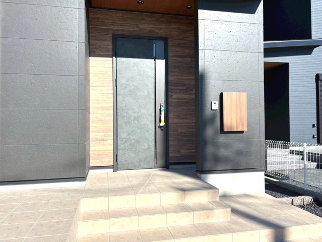 新築戸建　安八郡安八町南今ケ渕第１　全12区画分譲の玄関|玄関ドアの取っ手ハンドル部分にセンサーがついており、カード・シールタイプのキーで開け閉めができます