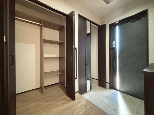 新築戸建　安八郡安八町南今ケ渕第１　全12区画分譲の玄関|大容量のシューズ収納付きで玄関周りもすっきり！玄関ドアからの光が玄関ホールを明るくしてくれます。