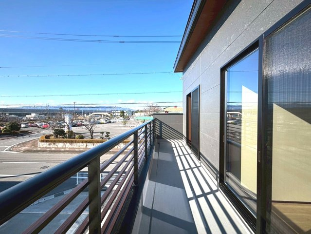 新築戸建　安八郡安八町南今ケ渕第１　全12区画分譲のバルコニー|バルコニーは南向きで洗濯物もよく乾きます！強度と表面積硬度を持つFPRで防水しています。