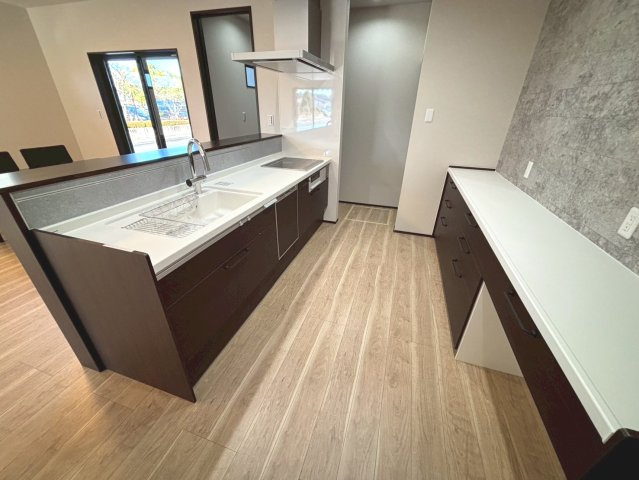 新築戸建　安八郡安八町南今ケ渕第１　全12区画分譲のキッチン|機能的なシステムキッチン。収納力に優れた大容量の引出でキッチン回りがスッキリ片付きます。