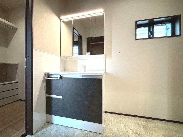 新築戸建　安八郡安八町南今ケ渕第１　全12区画分譲の独立洗面台|影ができにくい「ツインラインLED照明」。