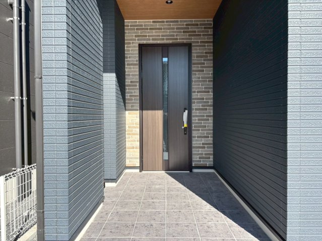 新築戸建　安八郡安八町南今ケ渕第１　全12区画分譲の玄関|玄関ドアの取っ手ハンドル部分にセンサーがついており、カード・シールタイプのキーで開け閉めができます