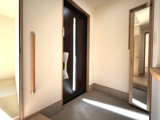 新築戸建　安八郡安八町南今ケ渕第１　全12区画分譲の玄関|大容量のシューズ収納付きで玄関周りもすっきり！玄関ドアからの光が玄関ホールを明るくしてくれます。