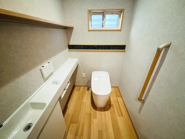 新築戸建　安八郡安八町南今ケ渕第１　全12区画分譲のトイレ|少ない水で効率的に洗浄するトルネード洗浄とお掃除のしやすさを究めたフチなし形状でお手入れ楽々。