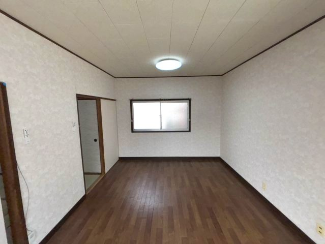 古川南3丁目貸家　はなみずき通り近くの戸建賃貸の居間・リビング|使いやすい居間です